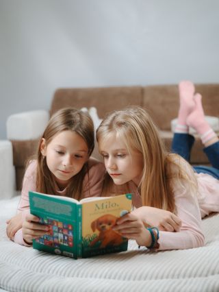 ✨ Spoločné momenty, ktoré sa rátajú najviac. Keď sa deti ponoria do knižky, ich fantázia ožíva – a my milujeme byť pri...